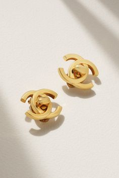 London-based curator Susan Caplan has honed her eye for rare vintage and antique jewelry for over 40 years. Crafted from gold-plated metal, these earrings are shaped into Chanel's signature 'CC' logo, which is seen across the twist locks of its iconic bags.  This Chanel item has been authenticated by Susan Caplan. Susan Caplan is not affiliated or endorsed by Chanel. Designer Gold-tone Earrings As Gift, Designer Gold Brass Jewelry, Designer Brass Jewelry For Formal Occasions, Designer Gold-tone Earrings For Formal Occasions, Luxury Clip-on Metal Earrings, Classic Gold-tone Clip-on Jewelry, Luxury Gold-tone Clip-on Jewelry, Designer Gold-tone Brass Jewelry, Luxury Gold Metal Earrings