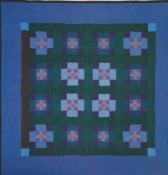 a blue and green quilt with squares on it's sides, in the center