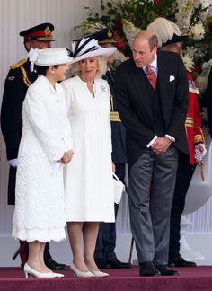 イギリス訪問の皇后雅子さま、「皇后の菊のティアラ」を初めて着用 Lace Coat Dress, White Tie Dress Code, Diamond Headpiece, Emperor And Empress, White Tie Dress, State Banquet, Lace Coat, Scene Fashion, The Emperor