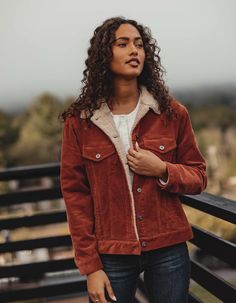 A cult classic with a TNB essence, this heavy corduroy jacket is an oversized fit with slightly dropped shoulders, a sherpa collar and lined bodice, denim shank buttons, and classic trucker style lines and construction. Warm enough to be practical, and with a stylish vintage vibe that goes with everything, this one will quickly become a fall staple. Brown Corduroy Jacket, Faux Shearling Jacket, Sherpa Jacket, Corduroy Jacket, Shearling Jacket, Fashion Mode, Mode Inspiration, Fall Winter Outfits, Outfits Casuales