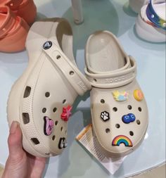 Crocks Shoes Design, Crocks Shoes Outfit Women, Crocks Slippers, Crocs Platforms, Crocs Summer, Crocs Crush, Kanken Bag, Hair With Straightener, Platform Crocs