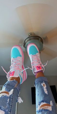 #follow #shoes #sneakers #jordans #blogging #blog #blogger #fashion #style Retro Nike Shoes, Girl Jordans, Grinch Drawing, Wallpaper Nike, Nike Shoes Girls, Basket Style, Preppy Shoes, Jordan Shoes Girls