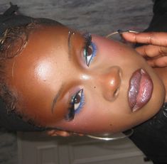 Natural Eyeshadow Makeup Looks, Blue Accent Eye Makeup, Bright Under Eye Makeup Look, Blue Eyeliner Makeup Black Women, Dark Skinned Makeup, Blue Makeup Looks Black Women, Blue Undereye, Blue Waterline, Makeup Artist Aesthetic