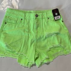 High Rise Mom Fit Zip Front Closure 5 Pocket Style Denim Shorts Size 1 Flat Measurements: Waist 13 In Length 12 In Inseam 2.5 In Mom Shorts, Denim Fashion, Denim Shorts, High Waisted, Womens Shorts, Fashion Outfits, Green, Women Shopping, Color