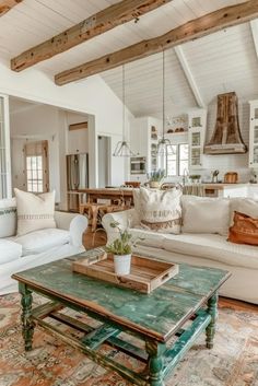 41 Rustic Farmhouse Living Room Ideas for a Cozy Space Farmhouse Living Room Simple, Rustic Small Living Room Ideas, Rustic Living Room Furniture Ideas, Rustic Farmhouse Living Room Ideas, Rustic Home Decor Living Room, Rustic Chic Living Room, Fixer Upper Living Room, Future Farmhouse, Farmhouse Living Room Ideas