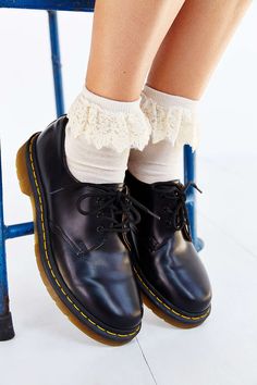 Schuhe • ' nochmal meine Wunsch Docs mit den süßesten Söckchen ' Socks Outfit, Doc Martens Outfit, Frilly Socks, Look Grunge, Dr Shoes, Retro Mode, White Socks, Fabulous Shoes, Doc Martens