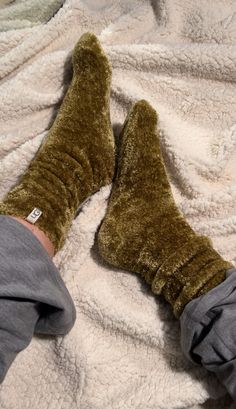 Nothing says cozy like the UGG Leda socks in Savannah! Perfect for lounging by the fire, layering under boots like the UGG Classic Mini Platform in Burn Cedar, or just treating your feet to a little luxury. 🛋️☕ These ultra-soft socks are your go-to for ultimate comfort this season. #UGGLegda #CozyVibes #WinterEssentials