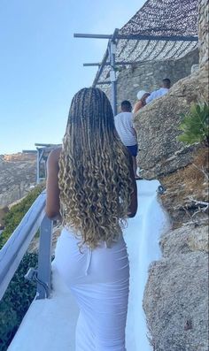 Braids 2022 For Black Women, Blonde Braids With Curls At The End, Boho Sheek Outfits, Brown Box Braids With Blonde Highlights, Ocean Wave Braids, Hair Styles For Black Girls Braids Ideas, Blonde Braids For Black Women, Box Braids Hairstyles With Curls, Summer Box Braids