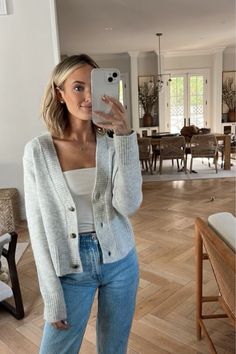 Cute Summer Fall Outfits, Neutral Clean Outfits, Classic Comfy Outfits, Cute Fall Casual Outfits, Cute Blouses For Women Casual, T Shirt Outfit Fall, 20 Something Aesthetic, Classy Date Outfits, Preppy Mom Outfits