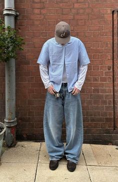 Embrace the relaxed vibe of a baggy jeans outfit. Perfect for laid-back days, they're the cornerstone of effortless street style. Baggy Blue Jeans Outfit, Pants Reference, Baggie Jeans Outfit, Baggy Jeans Outfits, Jeans Outfit Men