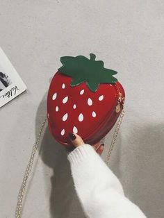 No te pierdas estas grandes ofertas en SHEIN!  ¡Ahorra mucho en esto!🛒Bolso de hombro y bandolera con cadena con diseño de fresa de estilo kawaii de PU para chicas, regalo ideal para citas. Bolso bandolera pequeño y ligero con forma de helado, bolso de hombro lindo y de moda para chicas, bolso de fresa elegante y adorable, regalo ideal para el Día de San Valentín 4.8k  sold
💰Precio[$3.45] -25% Strawberry Purse, Disney Christmas Gifts, Novelty Purses, Strawberry Design, Mini Messenger Bag, Soft Leather Handbags, Mini Apple, Cute Strawberry, Novelty Bags