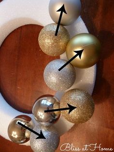 christmas ornaments are arranged on a wreath with arrows pointing to the right and left directions