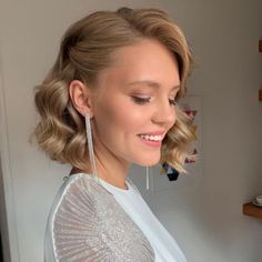 Short Hair Styles Bridesmaid, Formal Hair Bob Length, Short Haïr Style For Wedding, Wedding Curls Short Hair, Bob Length Wedding Hairstyles, Short Curled Wedding Hair, Long Bob Formal Hairstyles, Bridesmaid Hairstyles Down Short Hair, Formal Hairstyles For Bob Hair