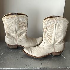 1950’s Vintage Acme Cowboy Cowgirl Western Boots. Women’s Us Size 8-8.5. Genuine Leather Throughout. White With Gold Thunderbird Inlay Accents. These Are The Real Deal, If You Love Vintage Boots! Measurements: Outsole Roughly 11” Long Follow Me On Social Mediaig: @Dreamonromeo Chasing Unicorns Justin Boots Montana Boot Company Stallion Boots Larry Mahan Sundance Tony Lama Pee Wee Boots Ralph Lauren Laredo Zalo Boots Doen Rudy Jude Panhandle Slim J Chisholm Hyer Acme Stallion Boots Ralph Lauren N Vintage Cowgirl Boots, Acme Boots, Miron Crosby, Cowboy Boots Vintage, Ralph Lauren Boots, Vintage Cowboy Boots, Pee Wee, Boots Vintage, Vintage Cowgirl