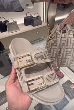 Florida Shopping, Fendi Sandals, Rich Rich, Mode Zara, Fashion Influencer, Elegant Shoes