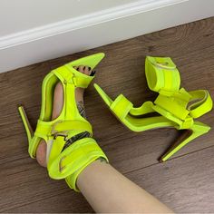 Women's New Missguided Meon Green/Yellow Strappy Open Toe Heels, Sz: 7.5 New, Without Box Brand: Lola Us Size: 7.5 Heels: 5 Inches Total Height: 9.5 Inches Condition:Great, New Used Never Worn Shoes. See Photos For Details. Small Marks On Inside Of Shoe At Heel Area (See Photos). Priced Accordingly Yellow Open Toe Heels With 4-inch Heel, Yellow High Heel Sandals With Heel Strap, Yellow High Heel Sandals With Heel Loop, Yellow Closed Toe Heels With Heel Loop, Yellow Closed Toe Heels In Synthetic Material, Yellow Pointed Toe Sandals For Spring, Summer Yellow Ankle-high Heels, Yellow Open Heel Synthetic Heels, Yellow Synthetic Closed Toe Heels