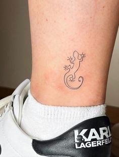 foot tattoos, foot tattoos for women, butterfly foot tattoo, foot tattoo ideas, flower foot tattoo, girly foot tattoos, ankle foot tattoos, small foot tattoos, foot tattoos for girls, rose foot tattoo, side foot tattoos, bottom of foot tattoo, female foot tattoos #foottattoo #womentattoo #ankletattoo Small Gecko Tattoo For Women, Gecko Tattoo For Women, Bottom Back Tattoo Women, Small Gecko Tattoo, Small Lizard Tattoo, Gekko Tattoo, Ibiza Tattoo Ideas, Bottom Of Foot Tattoo, Side Of Foot Tattoo