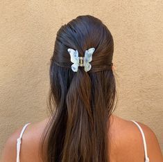 COLOR: White Butterflies are making their statement and now you can with this hair clip. Another summer accessory to add to your hair styling options. ﻿DETAILS + CARE: 3.5cm x 6.5cm Designed in San Diego Hair Accessories are Final Sale Minimalist Hair Accessories, 90s Grunge Hair, White Butterflies, Feed Insta, Game Day Hair, Clip Hairstyles, Cute Hairstyles For Medium Hair, Butterfly Hair Clip, Metal Hair Clips