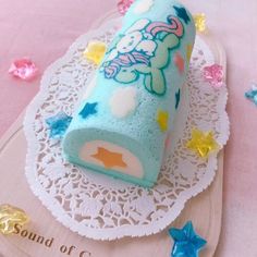 there is a cake made to look like an ice cream roll on top of a doily