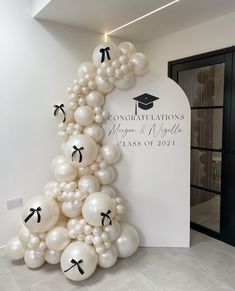 balloons are arranged in the shape of a graduation tree