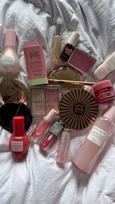 makeup and skin care pile #glowrecipe #charlottetilbury #pixi #dior #gisou #skincare #makeup Gisou Skincare, Pink Makeup Products, Dior Products, Glow Lotion, Product Advertising, Makeup Needs, Fancy Makeup, Makeup Obsession, Luxury Makeup