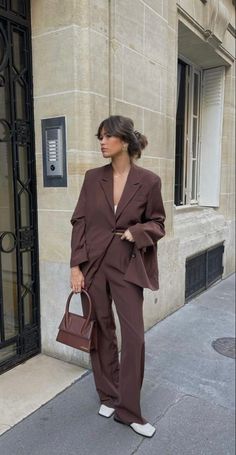 How To Style Brown Pants, Monochrome Outfit, Autumn Fits, Brown Suits, Grown Women, Business Casual Outfits, Looks Style, Autumn Fashion Women, White Shoes