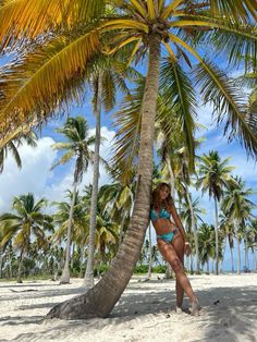 Palm Tree Photo Ideas, Poses For Summer Photo Ideas, Dominican Republic Photo Ideas, Punta Cana Pictures Photo Ideas, Insta Summer Pic Ideas, Summer Pictures Poses Photo Ideas, Beach Insta Photos, Aruba Photo Ideas, Punta Cana Photo Ideas