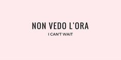 a pink wall with the words non vedo l'ora i can't wait