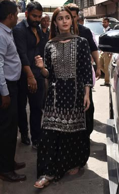 Alia Bhatt Black Suit For Women Indian, Eid Dresses Ideas, Pakistani Formal Dresses, Celebrity Casual Outfits, Desi Humor, Desi Aesthetics, Dress Book