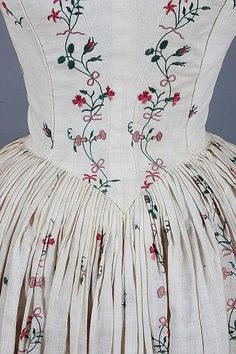 Detail back view, robe à l'Anglaise, c. 1770-1780. Cream lawn delicately embroidered in chain stitch with stripes and sprigs of pinks, convolvulus, dog roses, honeysuckle, tied with pink bows. 18th Century Gown, Old Dress, 18th Century Costume