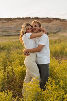 Flower field couple shoot Flower Couple, Idea Photoshoot, Field Photos, Couples Pics, Couple Shoots, Grad Pictures, Engagement Pic, Country Couples