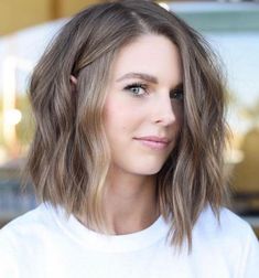 Cute Side-Parted Ash Brown Bob Brown Bob Haircut, Brown Bob, Womens Haircuts Medium, Flattering Hairstyles, Medium Haircuts, Side Hair, Lob Hairstyle, Hair Balayage, Shoulder Length Hair Cuts