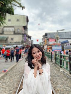 Jiufen Taiwan Outfit, Shifen Waterfall, Temple Outfit, Jiufen Taiwan, Travel Poses, Place Photography