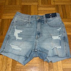 Nwt Hollister High Rise Distressed Denim Shorts 3” With Stretch Size 0 High Rise White Jeans, Mom Jeans Shorts, White Jean Shorts, Velvet Shorts, Hollister Shorts, Hollister Jeans, Mom Shorts, Distressed Denim Shorts, High Rise Shorts