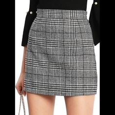 Fabric: 100% Cotton Pattern Type: Plaid Length: Short/ Mini Skirt Type: Bodycon Skirt Closure Type: Zipper Back Occasion: Casual/ Daily Wear/ Office/ Workwear/ School /Holiday Season: Plaid Bodycon Mini Skirt For Fall/ Winter / Spring Get Dressy With A Casual Slim Fit Tee, Sweater Or Leather Jacket And Pairs Perfectly With High Boots Small: Waist Size : 26.8", Hip Size : 37.0", Length : 16.1" Medium: Waist Size : 28.3", Hip Size : 38.6", Length : 16.5" Large: Waist Size : 29.9", Hip Size : 40.2" Fashion Job, Bodycon Mini Skirt, Preppy Plaid, Back Skirt, Rock Outfit, Outfit Trends, Skirt Mini, Skirt Fits, Black Women Fashion