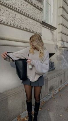 Tourist Fits, Autumn Going Out Outfit, Style Inspiration Herbst, 2024 Fashion Trends Autumn, Outfit Ideas With Leather Pants, Autumn 2024 Fashion Trends, Gray Sweater Outfit, Preppy Sweater Outfits, Fall California