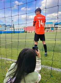 Girlfriend Supporting Boyfriend Football, Football With Girlfriend, Sports Fan Aesthetic, I Heart My Bf Wallpaper, Sports Couples Football, Futbol Couple, Teen Couple Aethstetic Faceless, Football Couples Aesthetic, Football Couple Goals