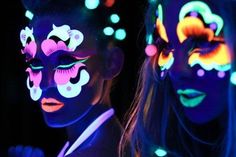 . Teater Drama, Black Light Makeup, Tattoo Special, Glow Run, Uv Makeup, Uv Tattoo, Blacklight Party, Neon Makeup, Rave Makeup