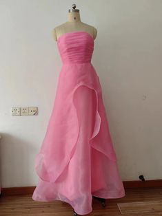 Vestido de graduación rosa tul tul nocturna tope straplesphles a una línea sencillo vestidos de fiesta para adolescentes A-line Tulle Evening Dress With Ruffles, Pink Strapless Gown For Banquet, Pink A-line Strapless Dress For Prom, Pink Strapless Bridesmaid Gown, Strapless Pink Bridesmaid Gown, Tulle A-line Evening Dress With Ruffles, A-line Evening Dress With Ruffles For Prom Season, A-line Evening Dress With Ruffles For Prom, Strapless Organza Evening Dress For Banquet