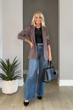 How to style wide-leg jeans with a blazer! Wide-leg jeans and blazer outfit idea for winter. Jeans Blazer Outfit, Preschool Teacher Outfits, Style Wide Leg Jeans, Wide Leg Jeans Outfit, High Rise Wide Leg Jeans, Blazer Outfit, Style Inspiration Winter, Teacher Style, Workwear Fashion