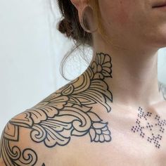 Neckline Tattoo, Top Shoulder Tattoo, Straight Line Tattoo, Top Of Shoulder Tattoo, Traditional Tattoo Designs, Embroidery Tattoo, Cute Hand Tattoos, Full Back Tattoos