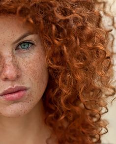 Dicas práticas para Cabelos Crespos e Enrolados - Mulher Red Curls, Beautiful Freckles, Red Curly Hair, Beautiful Red Hair, Redhead Beauty, Redhead Girl, Ginger Hair, 50 Shades