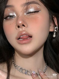 Prom Makeup Looks Rhinestones, Asian Fairy Makeup, Silver Eye Makeup Look, Makeup 2025 Trends, Pearly Makeup Look, Moon Makeup Aesthetic, Makeup With Beads, Mermaid Pearl Makeup, White Pearl Makeup