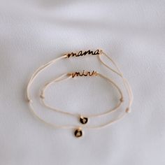 "Zur Feier aller Mamas auf der ganzen Welt ist dieses zeitlose Armband mit einem 18k vergoldeten Anhänger mit dem Schriftzug \"Mama\" ein echtes Must-Have für alle Mütter! Dieses bezaubernde Mama-Armband ist handgefertigt und passt sich Ihrem Handgelenk an, da es über ein verschiebbares Knotensystem verfügt. Dieses einzigartige Armband wurde für alle besonderen Mütter gemacht, die stolz auf ihre Rolle sind und dies auch nach außen hin zeigen wollen. Und jetzt kannst du dich mit deinem Mini match Custom Name Adjustable 14k Gold Jewelry, Adjustable Yellow Gold Name Jewelry, Yellow Gold Plated Bracelets For Mother's Day, Mother's Day Yellow Gold Plated Bracelets, Adjustable Gold Bracelets For Mother's Day, Adjustable Yellow Gold Necklace For Personalized Gift, Adjustable Gold Bracelets For Personalized Gift, Adjustable Gold Bracelet For Personalized Gift, Adjustable Gold Jewelry For Mother's Day