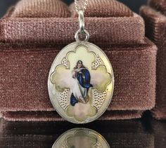 A genuine vintage Blessed Virgin Mary medal, antique enamel Catholic charm, petite religious catholic holy charm with inscription in German, very nicely done, in good vintage condition, ideal for necklace, would make a nice gift for someone special! Floats from a 16 inch long vintage 925 silver chain! Material: solid silver, porcelain Weight: 3.4g Measures: approx. 25 x 17 mm (1 x 0.6 inch) PLEASE LOOK AT THE PICTURES, THEY ARE PART OF THE DESCRIPTION AND ARE THE ACTUAL ITEM YOU WILL RECEIVE. AL Mary Jewelry, Jesus Necklace, Virgin Mary Pendant, Saints Medals, Protection Necklace, Blessed Virgin, Kids Necklace, Blessed Virgin Mary, European Vintage