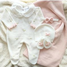 "This  White and Pink Handmade Flower Embroidery Footed Romper is crafted with delicate pink cuff detailing one a lace collar and  for a luxe style. This romper is a perfect blend of beauty and comfort. Sure an exquisite piece for your baby girl! this set comes with 4 pieces ( Romper, hat, mittens and blanket) no headband included Hermosa salida de hospital! Primera puesta primera ropita de bebé  - knitted Footed Romper  - Pink blanket 31in×31in - matching hat and mittens - No headband - Handmad Knit Newborn Outfits, Knitted Newborn Outfits, Newborn Style, Newborn Hospital Outfits, Baby Christening Outfit, Knitted Outfit, Homecoming Outfit, Headband Hat, Newborn Coming Home Outfit