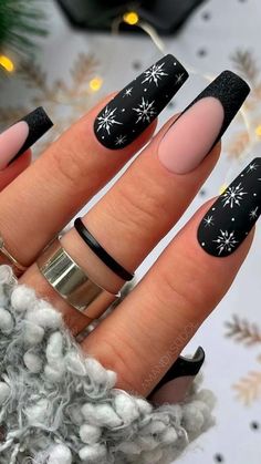 Black Christmas Nails, French Manicure Glitter, Black And White Nail, Emerald Nails, Holiday Nails Christmas, Christmas Nails Easy