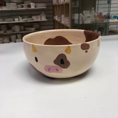 Eine Süße Kuh Tasse Mit Braunen Flecken Cow Bowl Clay, Cow Mug Painting, Cow Print Pottery Painting, Pottery Bowl Inspo Paint, Pottery Painting Cereal Bowl, Ice Cream Bowl Painting Ideas, Cow Pottery Ideas, Cow Pottery Painting Ideas