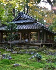 Japanese House Exterior, Japanese Cottage, Japanese Exterior, Old Style House, Old Temple, Japanese Garden Landscape, Zen Interiors, Japanese Home Design