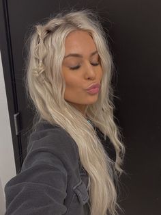 Bubble Braids Hairstyles Half Up Half Down, Crimped Hair With Bubble Braid, Ivey Blonde Hair, Crimped Blonde Hair, Crimped Hair With Braids, Hairstyles For Crimped Hair, Bubble Braid Half Up Half Down, Casual Half Up Half Down Hair, Cute Blonde Hairstyles